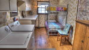 3 bedrooms, desk, WiFi, bed sheets