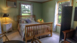 3 bedrooms, desk, WiFi, bed sheets - Rock N Utopia (Utopia)