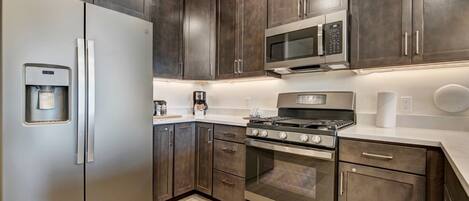 Kühlschrank, Mikrowelle, Ofen, Geschirrspüler