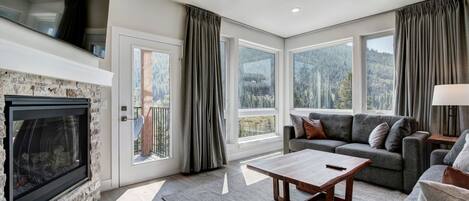 Een televisie en een open haard