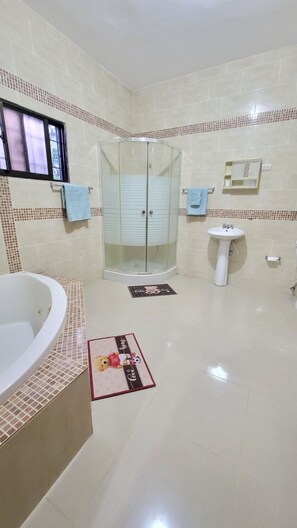 Dusche, Whirlpool, Handtücher, Seife