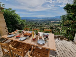 تناول الطعام بالخارج