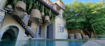 Piscine troglodyte avec vue incroyable Ă Gordes