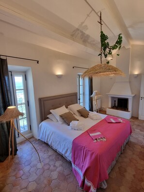 6 Schlafzimmer, Schreibtisch, Bügeleisen/Bügelbrett, Reisekinderbett