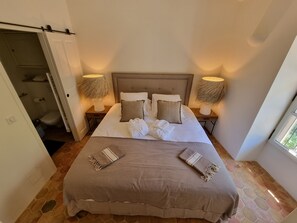 6 bedrooms, desk, iron/ironing board, travel crib