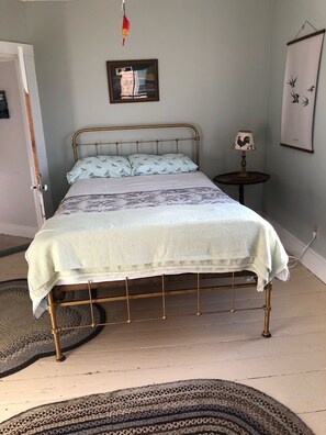 8 bedrooms, WiFi, bed sheets