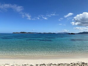 Plage à proximité, chaises longues, serviettes de plage
