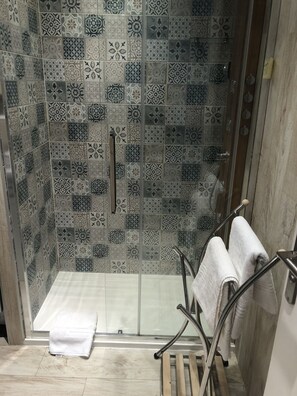 Doccia, asciugacapelli, asciugamani, sapone