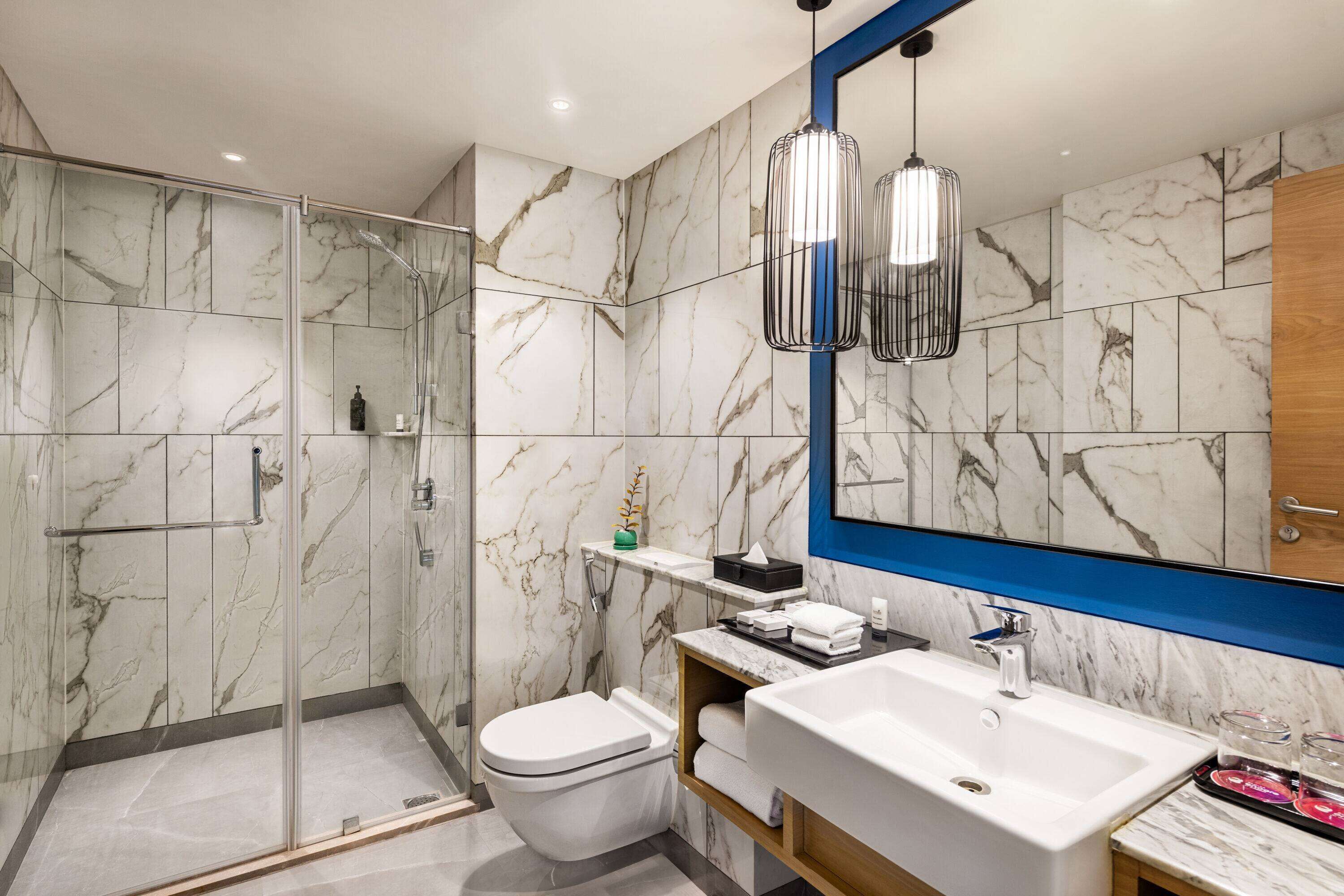 Een douche, een hydromassagedouche, gratis toiletartikelen