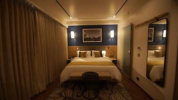 Deluxe Room, 1 Queen Bed, Non Smoking | Egyptian cotton sheets, premium bedding, minibar, in-room safe
