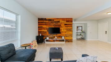 Smart TV, Netflix, streaming services, computer monitors