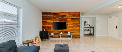 Smart TV, Netflix, streaming services, computer monitors