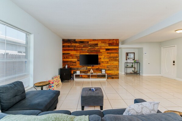 Smart TV, Netflix, streaming services, computer monitors