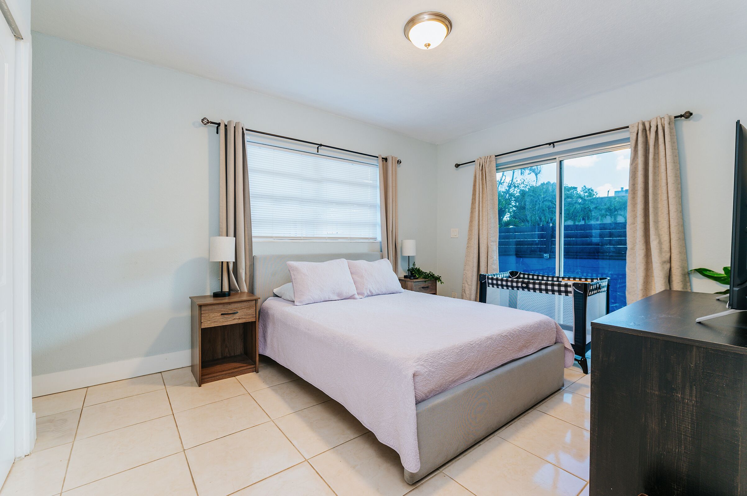 3 chambres, bureau, fer et planche à repasser, lit parapluie