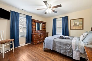 2 bedrooms, iron/ironing board, WiFi, bed sheets - Affordable Newport News. Sleeps 6, easy Shipyard access (Newport News)