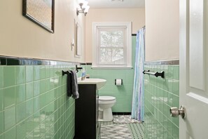 Combined shower/bathtub, hair dryer, towels, soap - Affordable Newport News. Sleeps 6, easy Shipyard access (Newport News)
