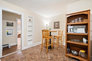 Dining - Affordable Newport News. Sleeps 6, easy Shipyard access (Newport News)