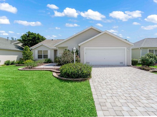 Close to Pelican Heron Golf Course and only  7 minutes to Lake Sumter Landing