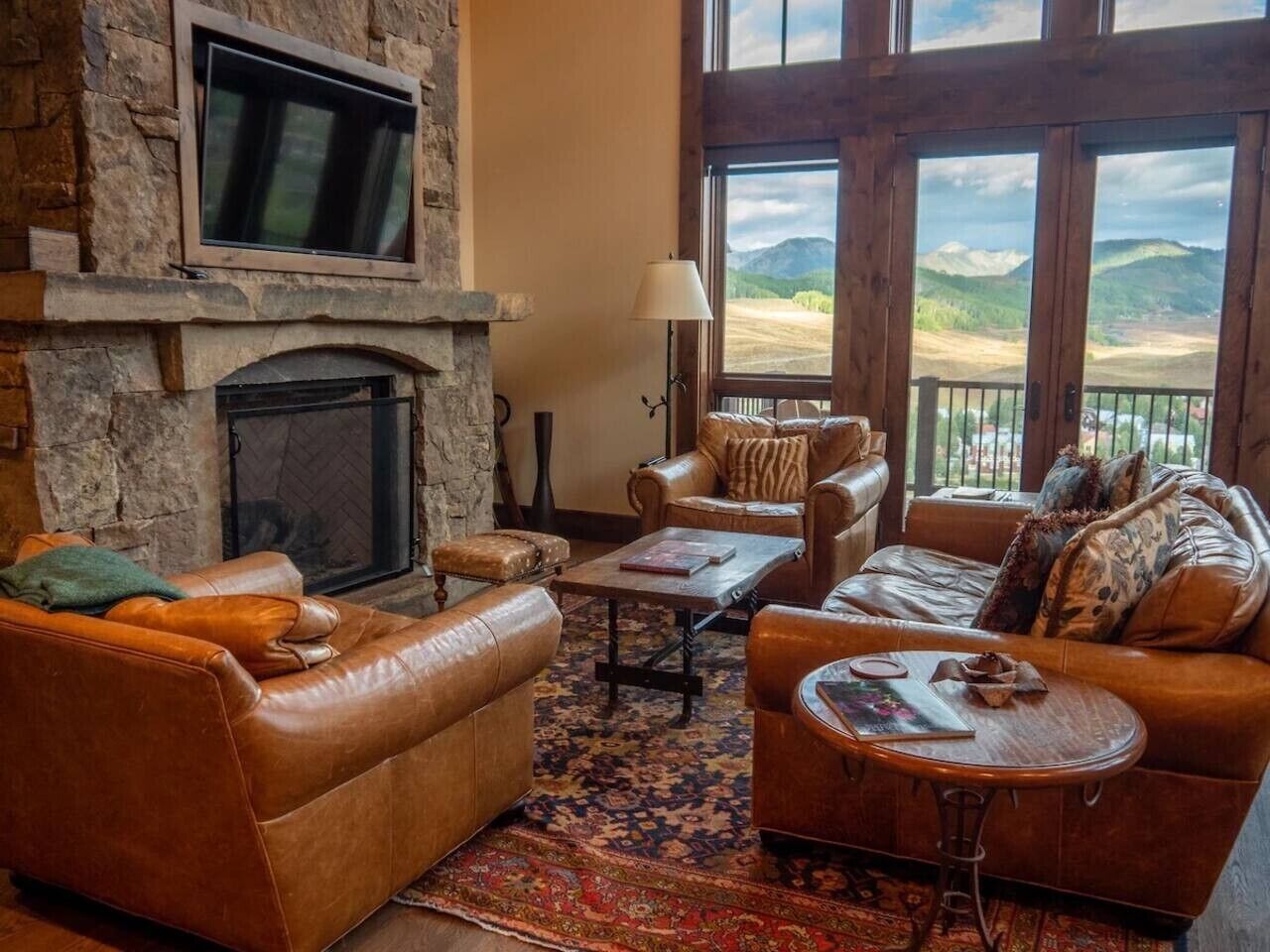 Smart TV, fireplace