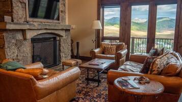 Smart TV, fireplace