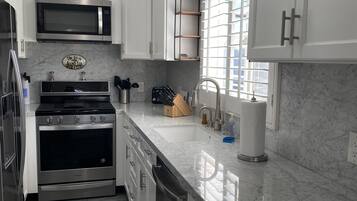 KylskÄp, mikrovÄgsugn, ugn och spishÀll