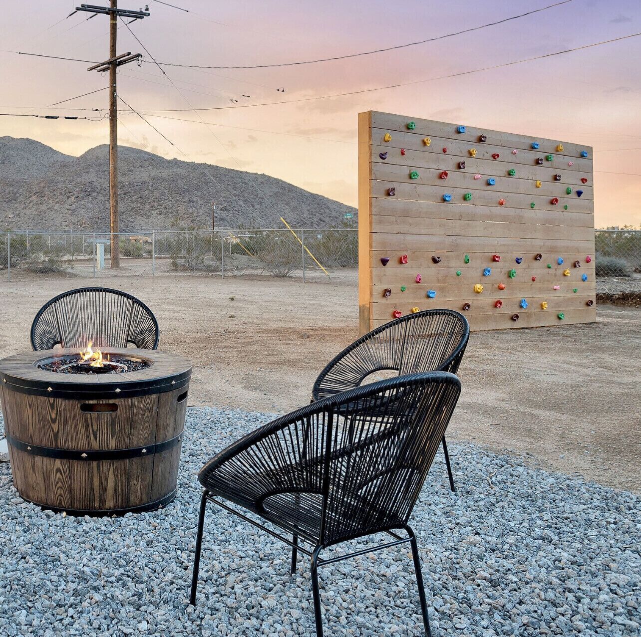 Desert Oasis Home, Close to JT Park W/ Hot Tub, Fire Pit, Climbing Wall. 