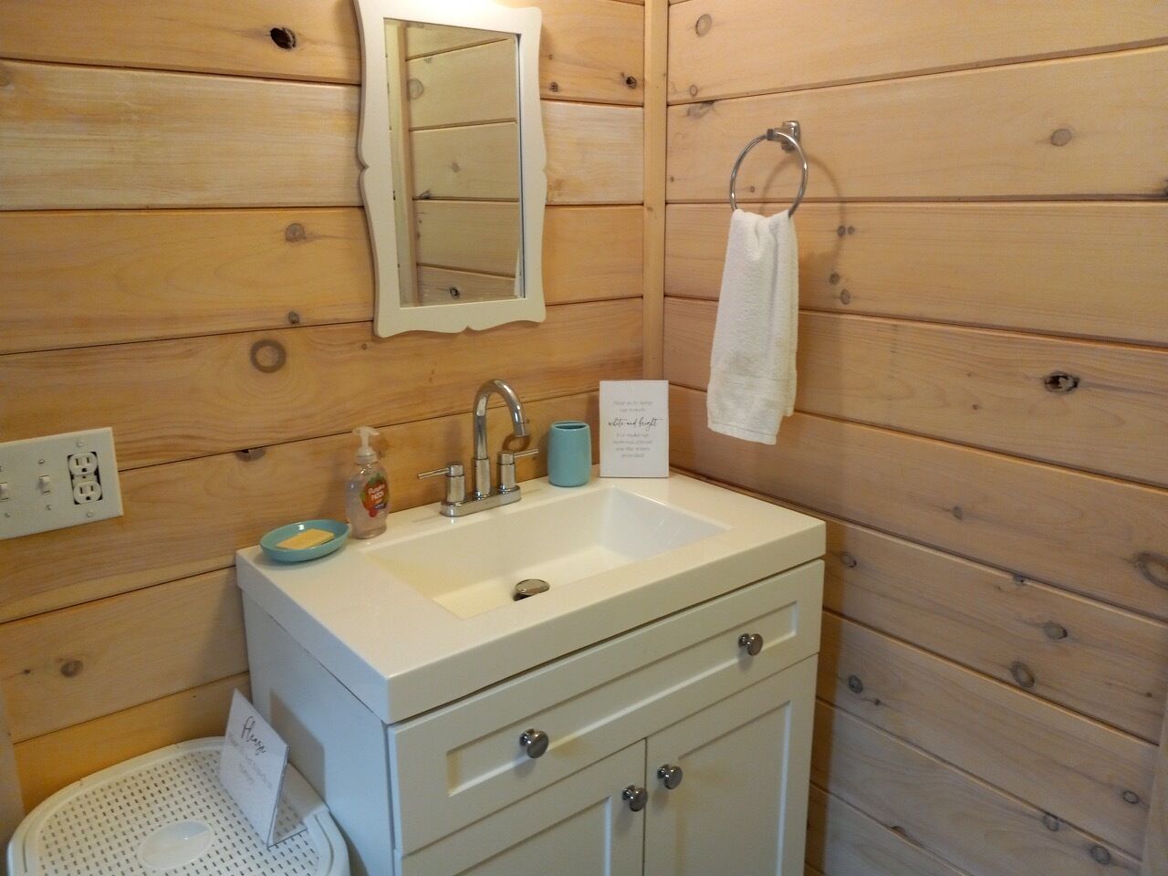 Douche, sèche-cheveux, serviettes fournies, savon