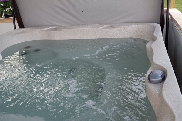 Banyera d'hidromassatge a l'aire lliure