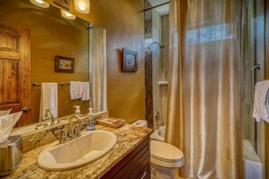 Combined shower/bathtub, hair dryer, towels - Luxury Home With Stunning Views! (Pagosa Springs)