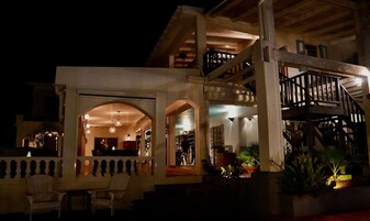 住宿正面 - 傍晚/夜晚