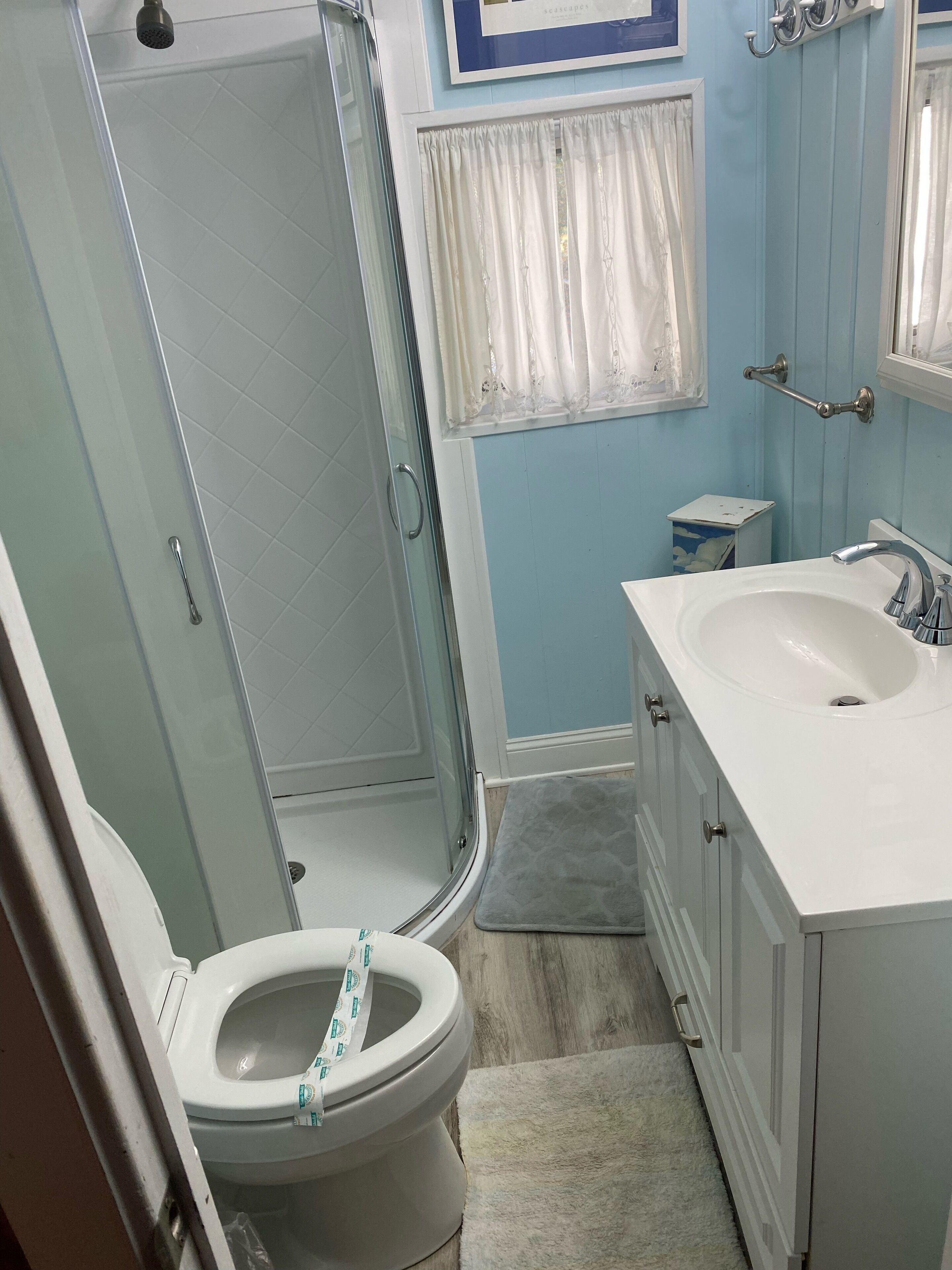 Douche, sèche-cheveux, papier toilette