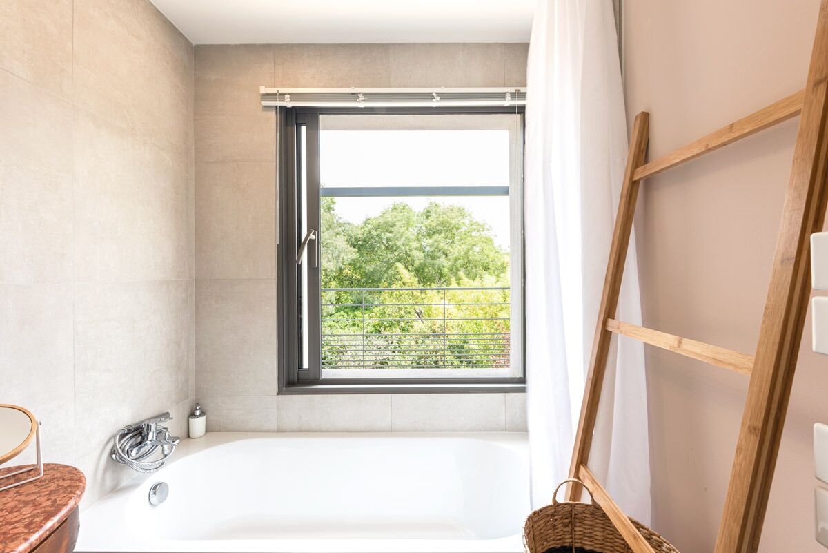 Baignoire, sèche-cheveux, serviettes fournies, savon
