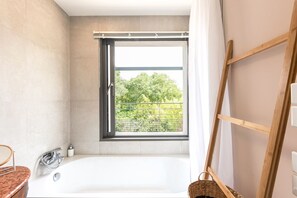 Bathtub, hair dryer, towels, soap - La Coursive: beautiful luxury home with swimming pool (Montpellier)