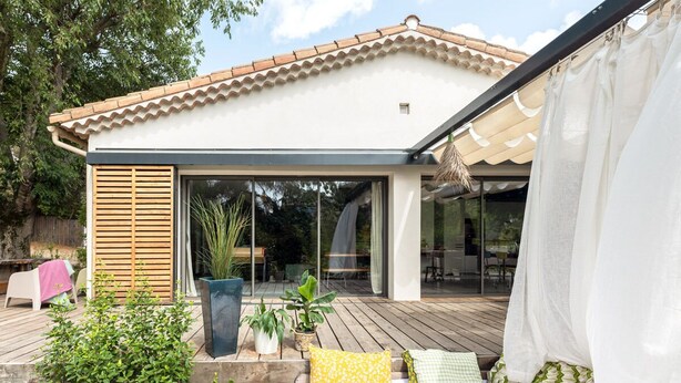 A modern house with a patio, large windows, and a covered outdoor seating area. - La Coursive: beautiful luxury home with swimming pool (Montpellier)