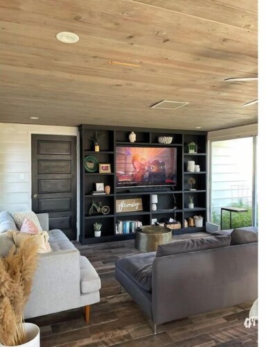 Cozy Emerson House 13 miles away from downtown