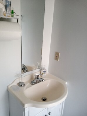 Secador de pelo, toallas, jabón y champú