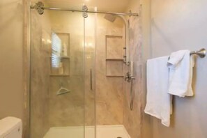 Duschwanne, Whirlpool, umweltfreundliche Kosmetikartikel, Haartrockner