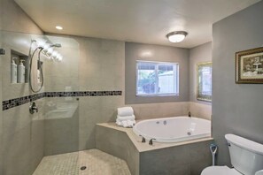 Tina con regadera, tina de hidromasaje, amenidades de baño ecológicas 