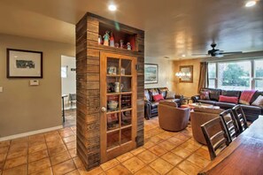 Smart TV, chimenea y libros 