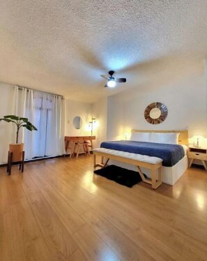 1 bedroom, desk, iron/ironing board, free WiFi - Spacious Condo With King Size Bed And Skyline Views Of Oaxaca! (Oaxaca de Juárez)