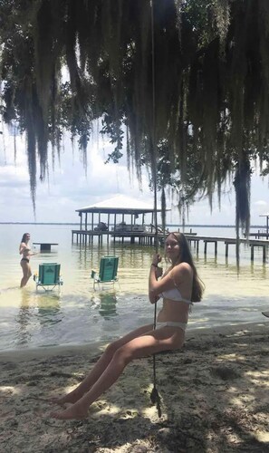 Bella’s bungalows on Lake June in Winter 