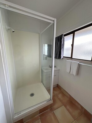 Deluxe-studiolejlighed | Badeværelse | Bruser, gratis toiletartikler, håndklæder, Sæbe