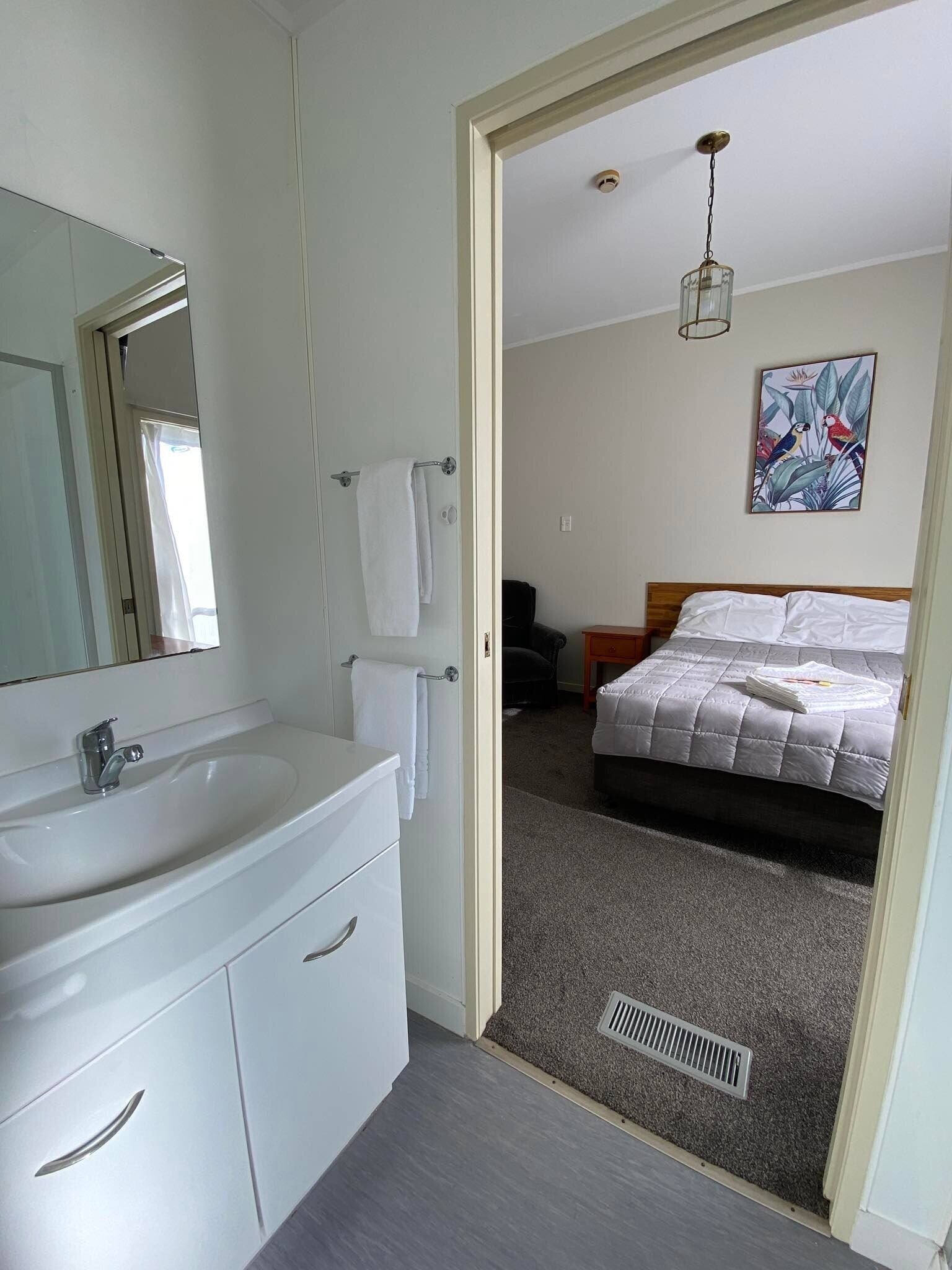 Habitación doble estándar, para no fumadores, balcón | Baño | Regadera, amenidades de baño gratuitas, toallas, jabón 