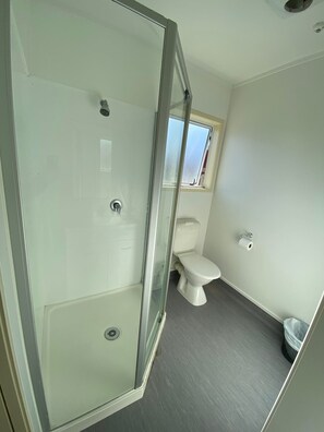 Standaard tweepersoonskamer, niet-roken, balkon | Badkamer | Een douche, gratis toiletartikelen, handdoeken, zeep