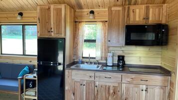 Refrigerador, microondas, parrilla de estufa y cafetera y tetera