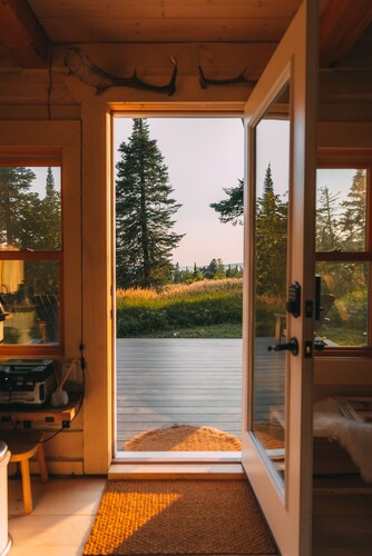 Lake Superior Views w/ Sauna - Near GM + Dog Friendly. 1min Walk to Beach.