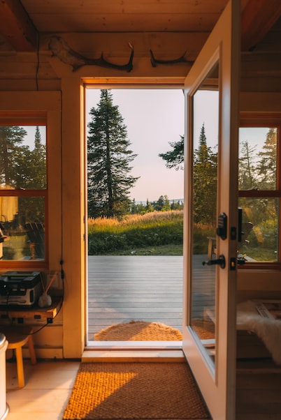 Lake Superior Views w/ Sauna - Near GM + Dog Friendly. 1min Walk to Beach.