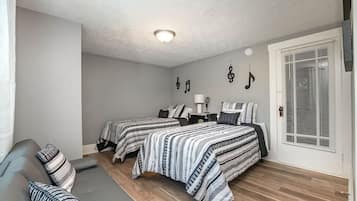 3 slaapkamers, een bureau, een strijkplank/strijkijzer, reisbedje