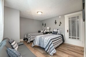 3 habitaciones, escritorio y tabla de planchar con plancha 