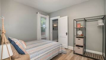 3 Schlafzimmer, Schreibtisch, Bügeleisen/Bügelbrett, Reisekinderbett